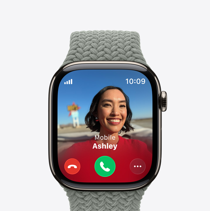 Apple Watch Series 11,原色鈦金屬錶殼,配搭森林色編織單圈手環,螢幕顯示來電、聯絡人相片,以及接聽和拒絕來電按鈕;右側外觀、數碼錶冠