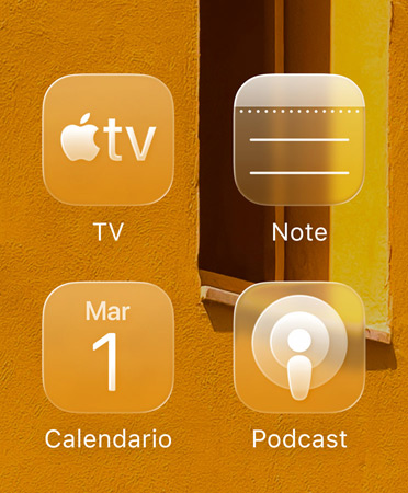 Icone delle app in Liquid Glass, tra cui Apple TV, Note, Calendario e Podcast, dello stesso colore dell’immagine di sfondo