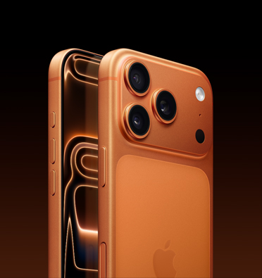 iPhone 17 Pro en acabado naranja cósmico, con parte de la pantalla visible y vista lateral que permite ver el Botón de Acción, el botón de volumen y el botón lateral. Parte posterior que muestra el sistema de cámaras Pro Fusion en la esquina superior izquierda.