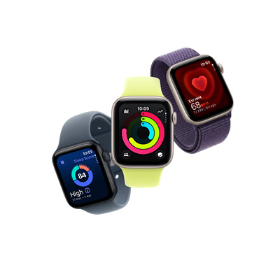 A series of three Apple Watch SE 3 models in an upward trending diagonal row. All face forward, the first in Midnight Aluminium displays a sleep score, the second in Starlight Aluminium displays the Home screen and time, the third in Starlight Aluminium displays a pulsating heart image and vitals data.