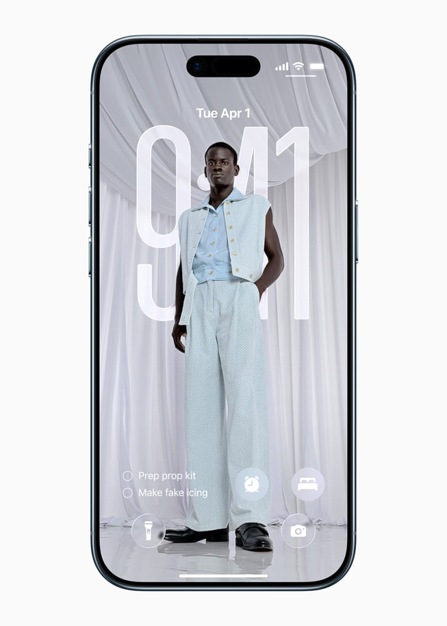 A user’s Home Screen is shown on iPhone Air.