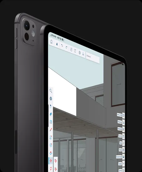 直向放置的太空黑色 iPad Pro 機身背面,展示 Pro 相機系統、音量調高按鈕與音量調低按鈕;直向放置的太空黑色 iPad Pro 機身正面,展示黑色顯示器邊框與圓角設計,顯示器展示圖形設計編輯 app,其中左右兩側選單中開啟了多種工具與效果