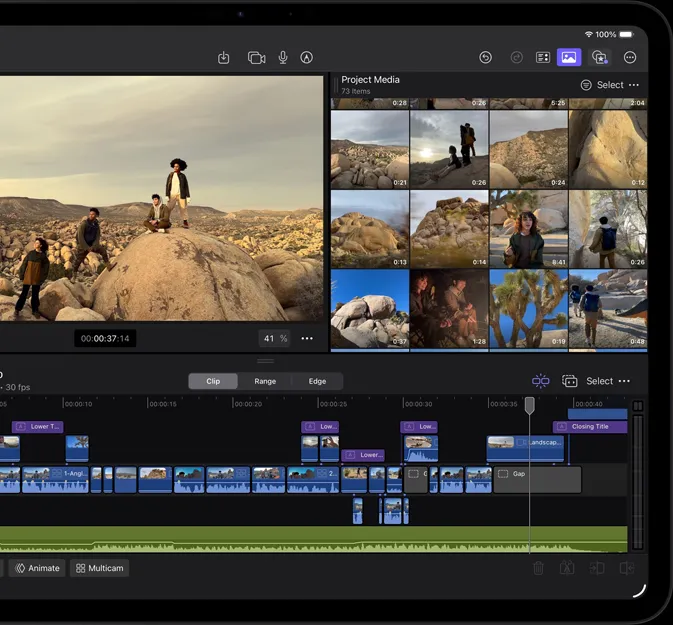 橫向放置的太空黑色 iPad Pro 機身正面,顯示器展示 Final Cut Pro 介面,並開啟沙漠冒險計畫案,內容為四個人在沙漠景觀中的照片,以及多個影片剪輯片段和時間列
