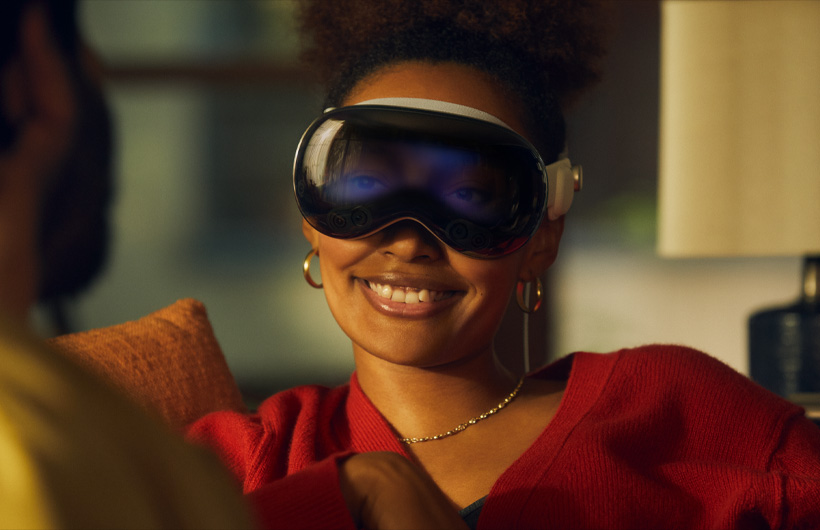 一個人戴著 Apple Vision Pro,從正面外層玻璃透鏡可以看到雙眼。