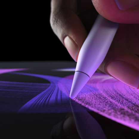 Vista lateral do Apple Pencil Pro, branco, uma mão usa o Apple Pencil Pro para desenhar uma linha azul vibrante em modo de pincel
