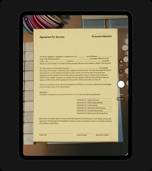 Vista frontal do iPad Pro, preto sideral, colocado na vertical, o ecrã mostra um documento digitalizado com o título "Contrato de Serviços", com as linhas de texto e assinatura nitidamente vísiveis