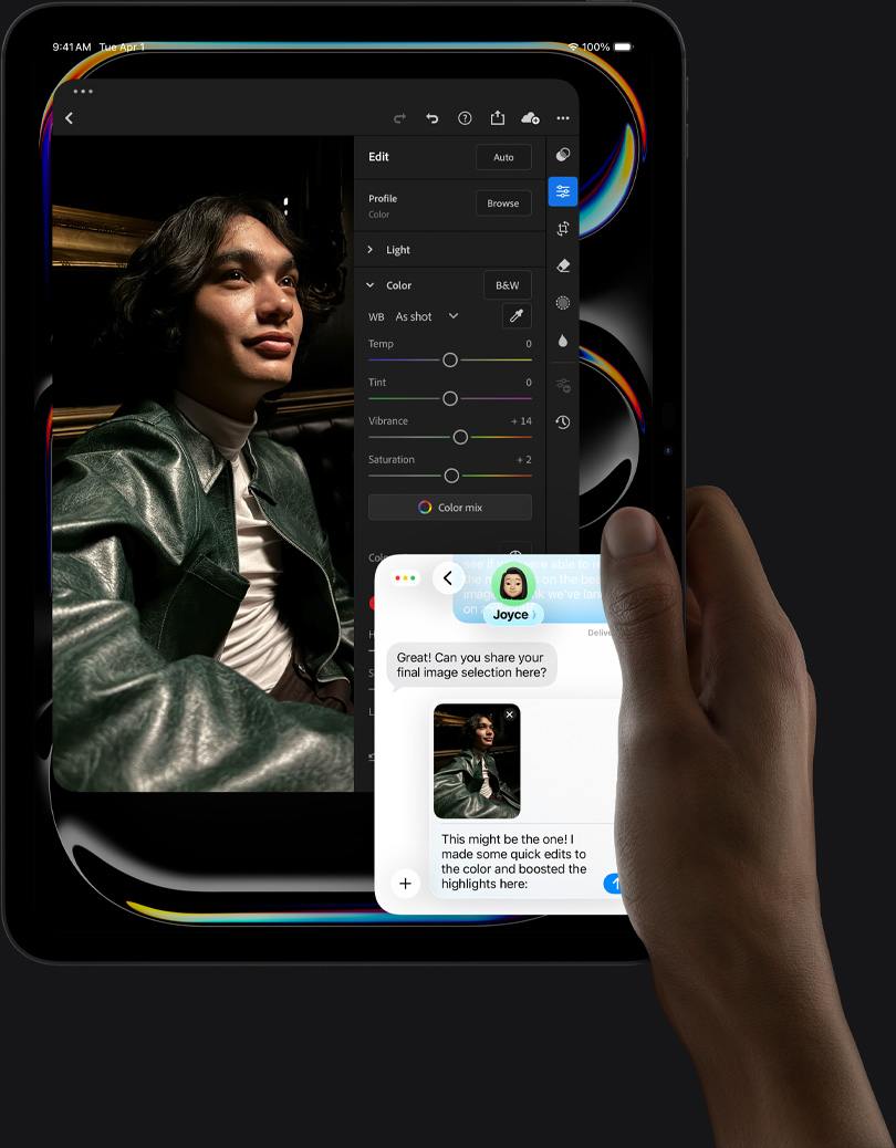 Vista frontal do iPad Pro, preto sideral, colocado na vertical, mão direita a segurar o dispositivo, o ecrã mostra uma app de edição de fotografias com uma imagem de uma pessoa com um casaco de couro, ferramentas de edição e niveladores, conversa no iMessage entre o utilizador e outra pessoa, a avaliar a fotografia