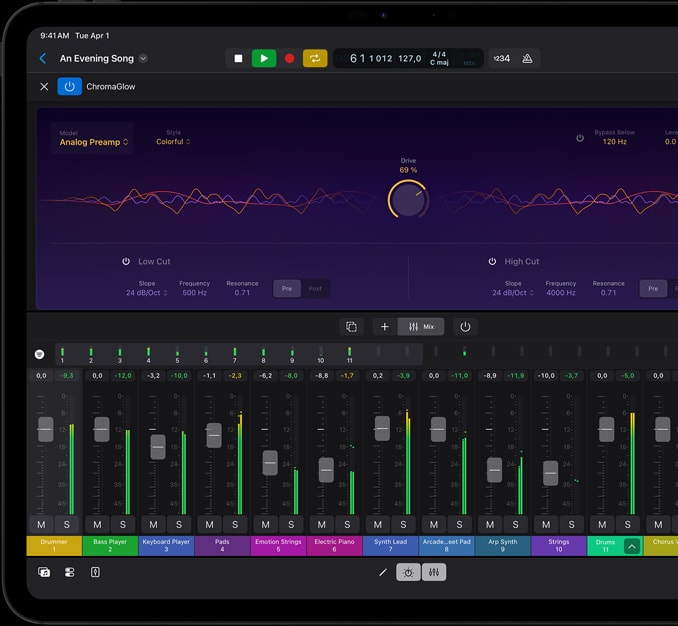 Vista frontal do iPad Pro, preto sideral, colocado na horizontal, o ecrã mostra um projeto de edição de música, com uma forma de onda de áudio, vários controlos de faixas, faders de mistura e instrumentos musicais, no Modo escuro