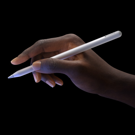 Apple Pencil Pro 的側面外觀與流暢設計,筆尖附近有觸控感測器,從側面呈現一隻手握著筆,並伸出食指展示點兩下功能,iPad Pro 顯示器發出的紫光隨即映照在筆身上