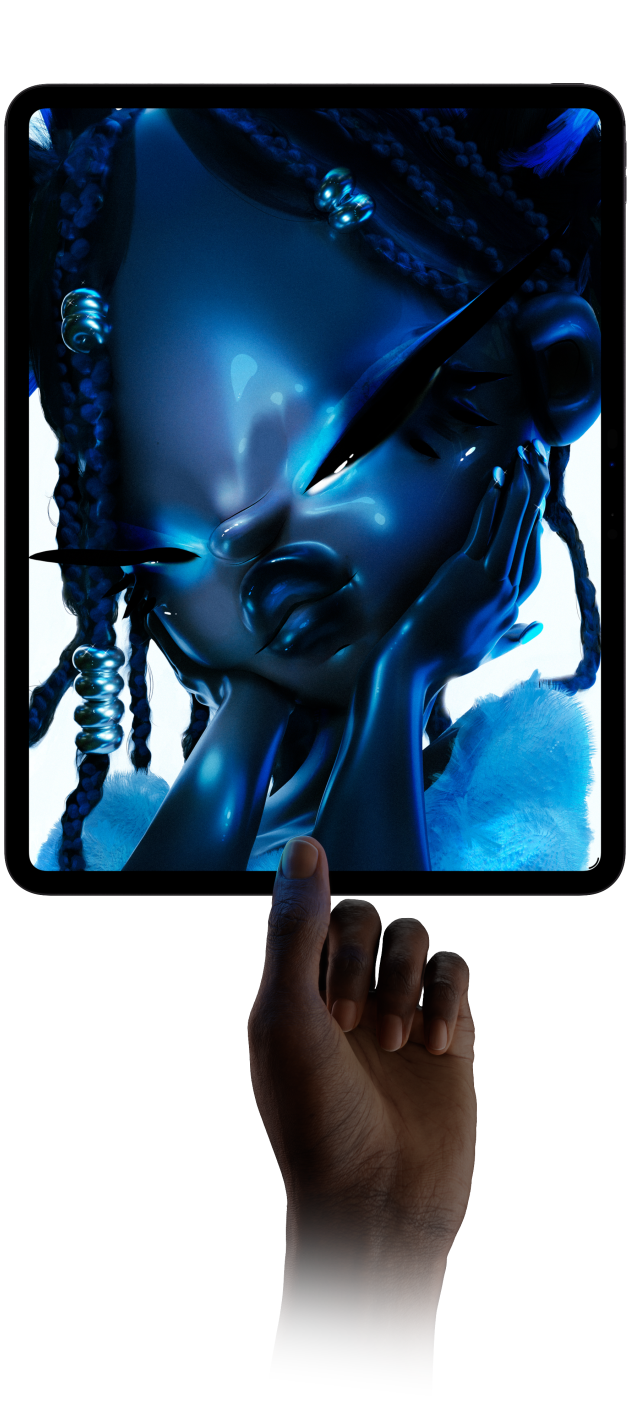 直向放置的太空黑色 iPad Pro 機身正面,顯示器上的數位藝術作品展示藍皮膚、編髮的未來感角色,一隻手以拇指和食指從底部舉起 iPad Pro,展現纖薄設計