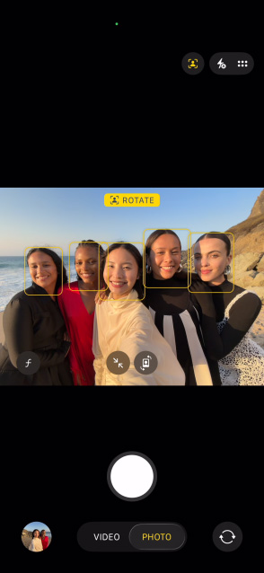 iPhone Air 機面,螢幕展示使用相片人物置中功能多人自拍