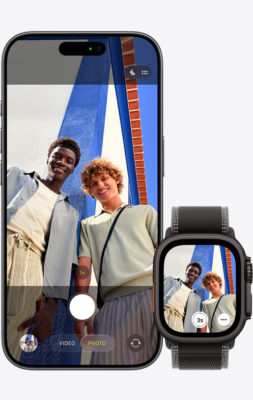 iPhone 機身正面,螢幕顯示相機 app,旁邊有一隻 Apple Watch,展示透過 Apple Watch 取景為兩個人自拍