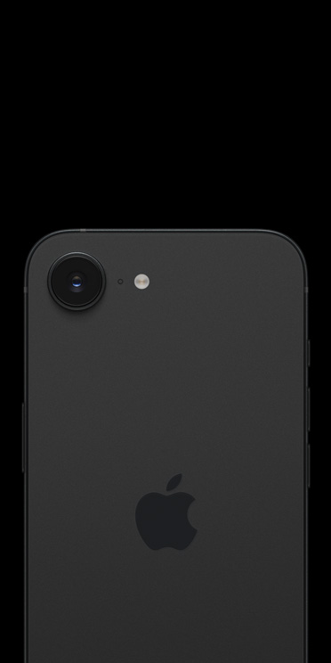 太空黑 iPhone Air 的機身背面,展示融合相機系統、二合一鏡頭、閃光燈和咪高風