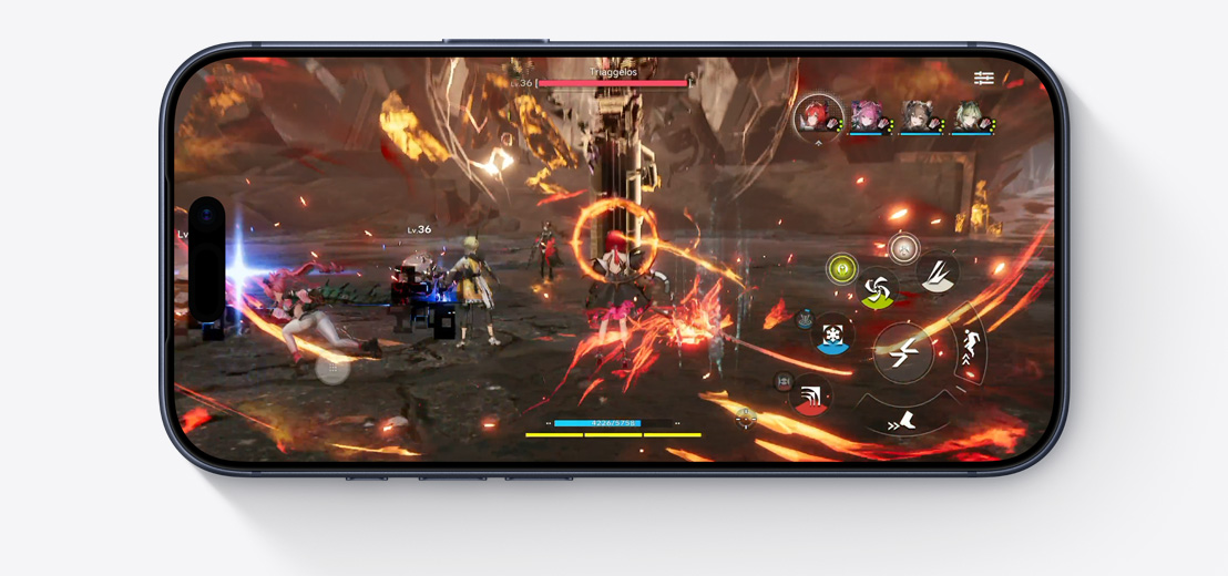 橫向的 iPhone 機身正面,螢幕顯示正在玩電子遊戲